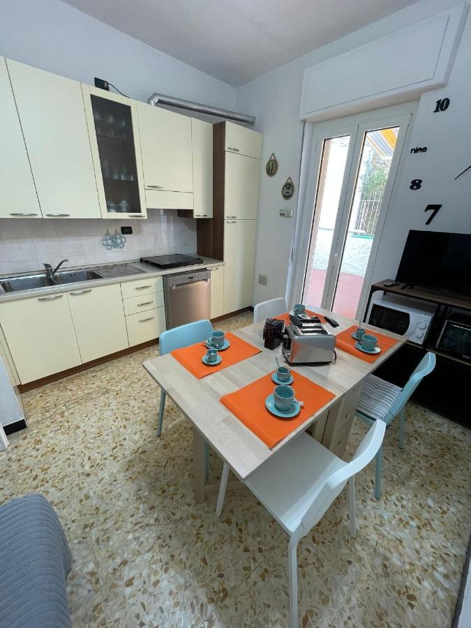 Gigi'S House Apartment อาลัสซิโอ ภายนอก รูปภาพ